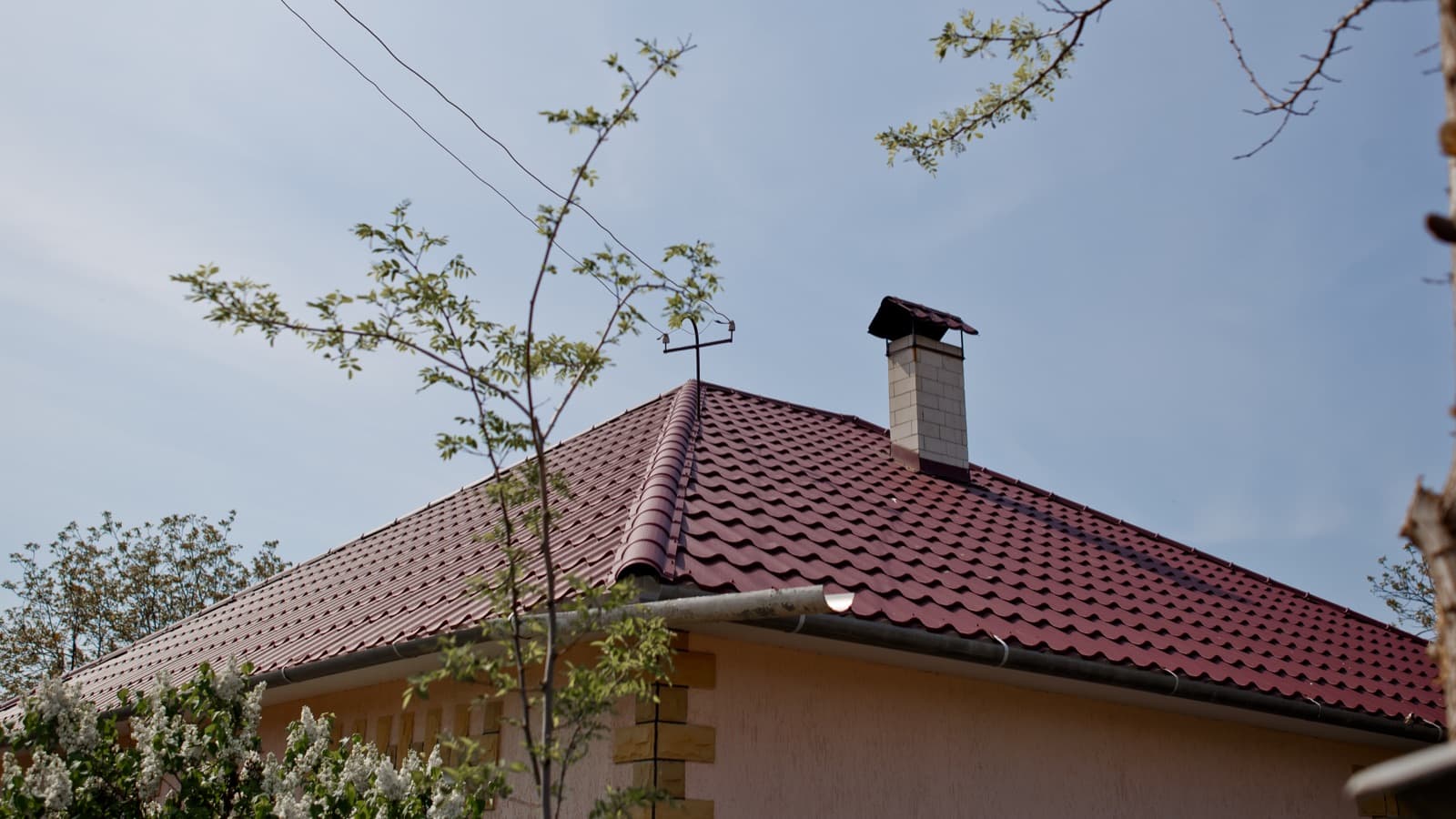 Acoperiș de casă cu țiglă metalică vișinie