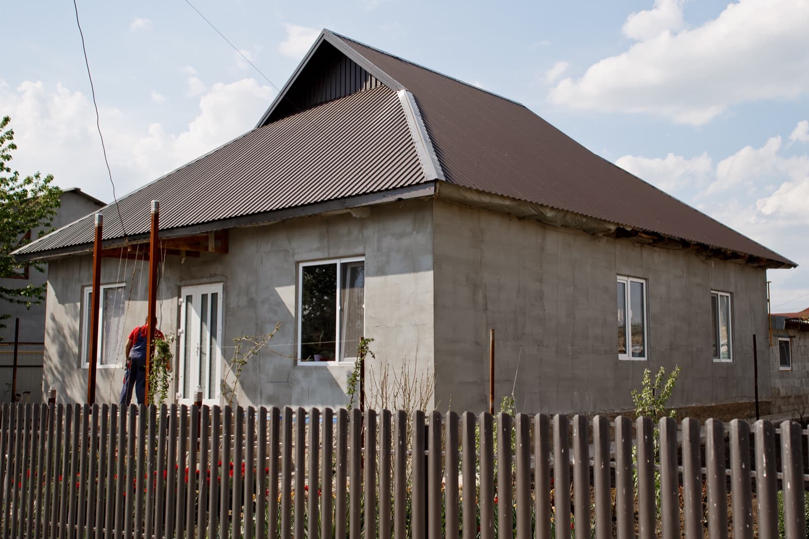 Casă cu acoperiș metalic brun închis în două ape